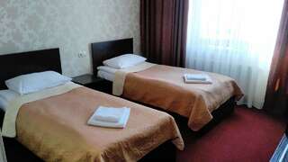 Отель BeSt Hotel and Restaurant complex Дунаевцы Стандартный двухместный номер с 2 отдельными кроватями-5